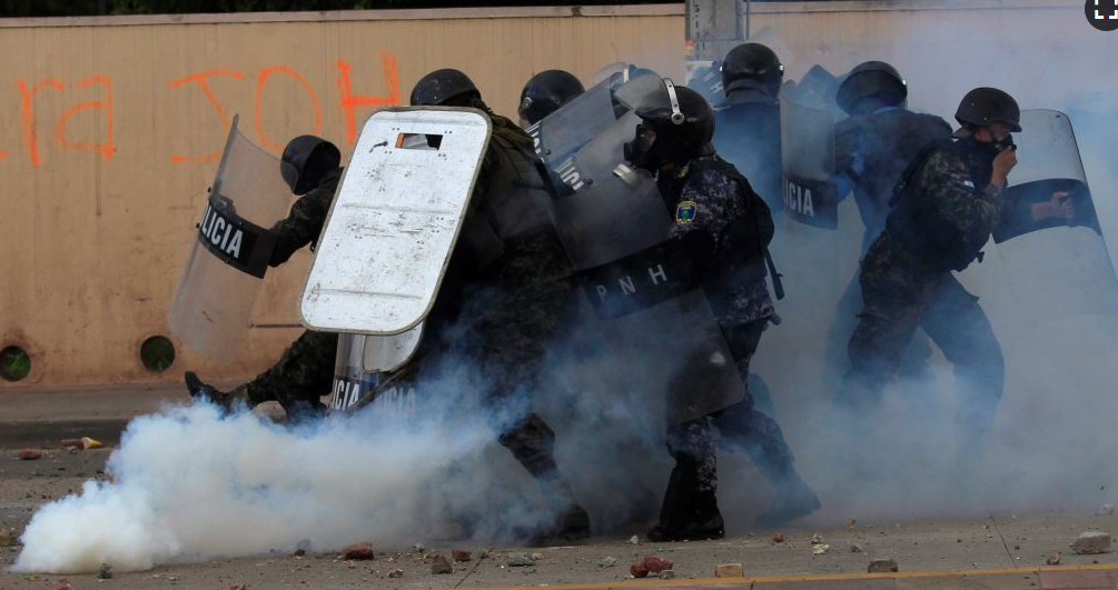 Honduras: Opositores y policías se enfrentan por resultado electoral