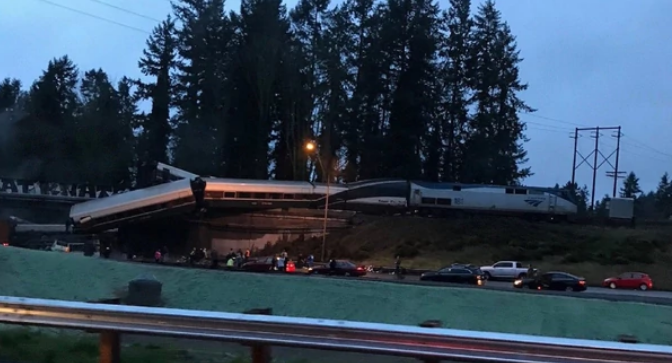 Un tren de pasajeros cayó de un puente en el estado de Washington, EEUU: hay «múltiples heridos»