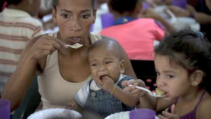 La oposición venezolana instaló comedores para que cientos de niños pobres puedan alimentarse