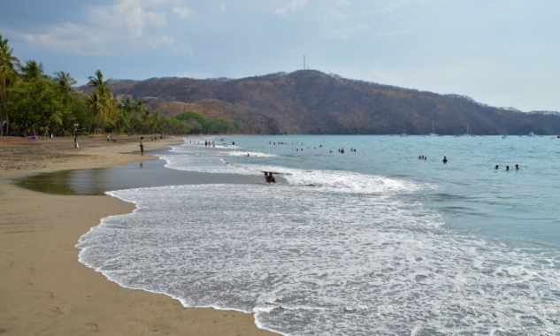 Autoridades restringen acceso de bañistas y surfistas a Playa Hermosa