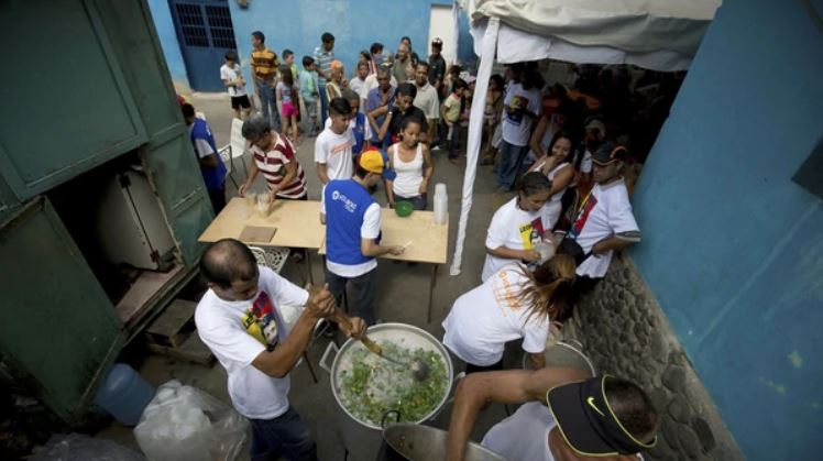 Oposición venezolana instaló comedores para que cientos de niños pobres puedan alimentarse