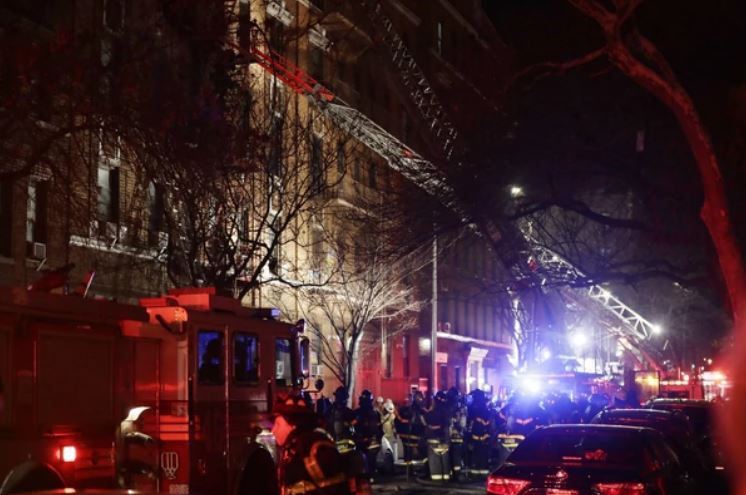 Doce muertos y varios heridos graves en el peor incendio en décadas en Nueva York