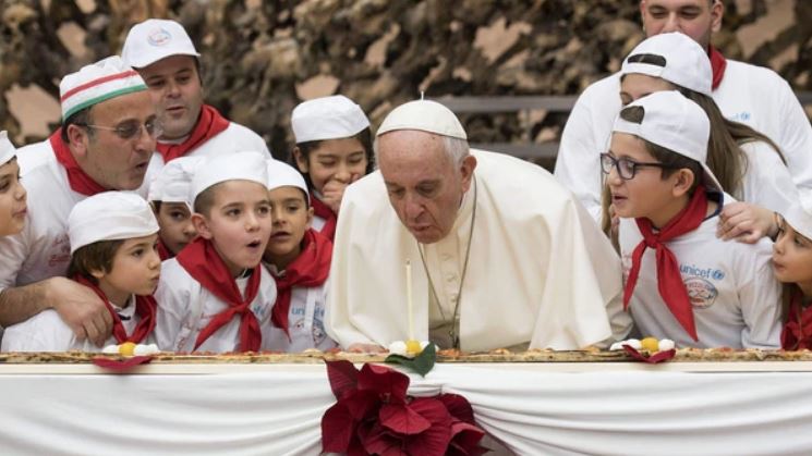 El papa Francisco cumplió 81 años entre mensajes de apoyo y una pizza gigante