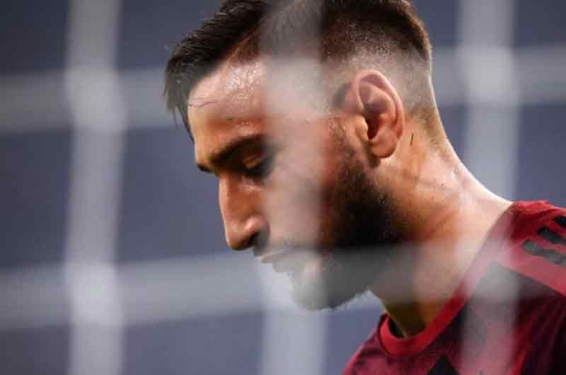 (VIDEO) Portero del AC Milan llora en el vestuario tras ver una cruel pancarta en su contra