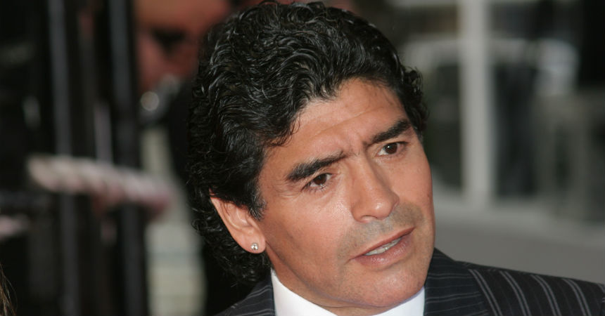 La peculiar estatua de Diego Maradona que es blanco de burlas en las redes sociales