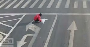 Hombre cambia señales de una avenida para evitar el tráfico y se vuelve viral