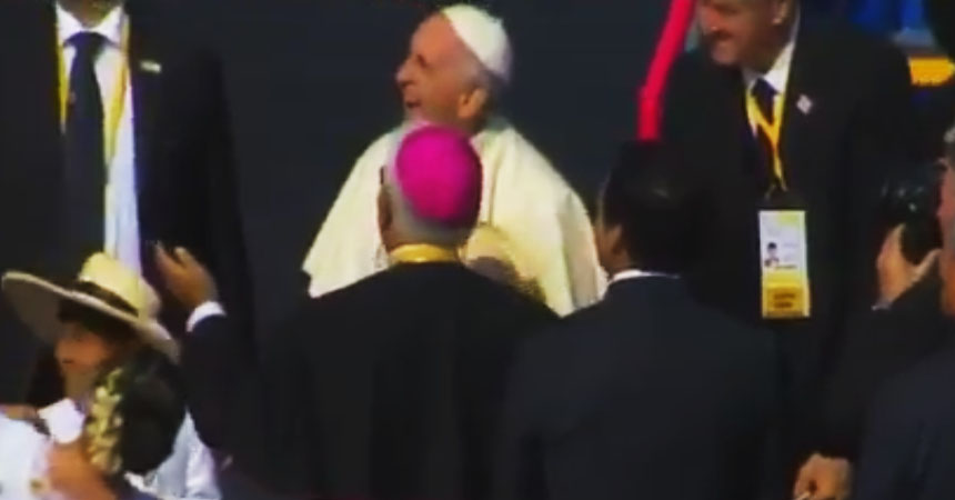 El «fail» del papa Francisco al intentar hacer volar una paloma de la paz