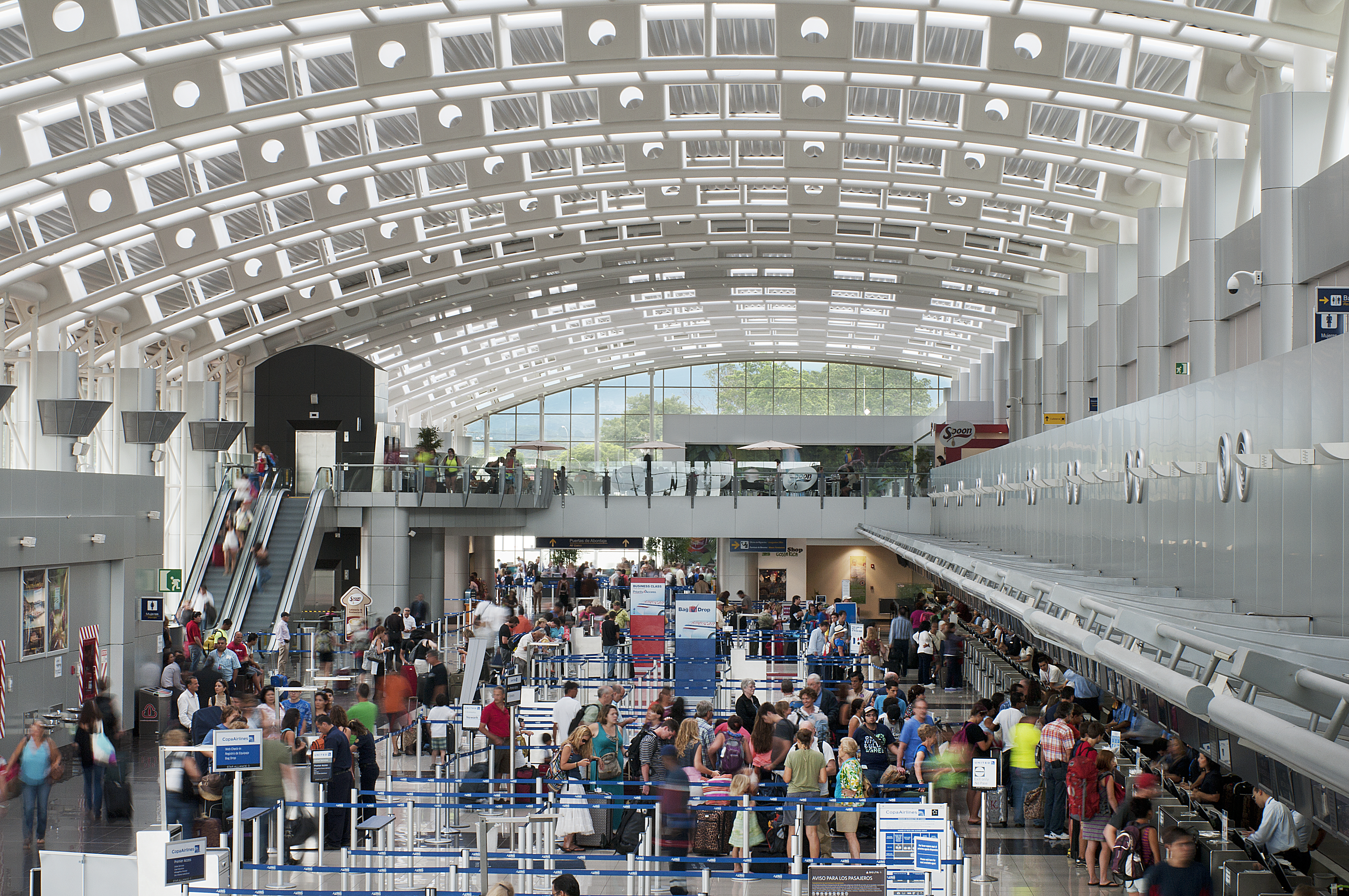 Migración responsabiliza a administrador de aeropuerto por largas filas que agobian a viajeros