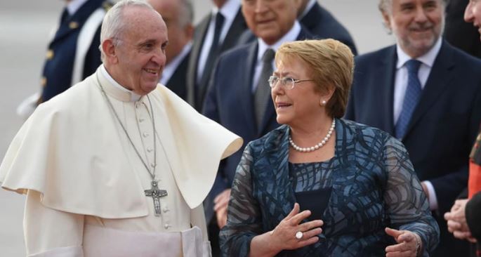 Papa Francisco llegó a Chile para iniciar su gira sudamericana