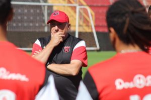 Dirigencia de Alajuelense desconoce si Rubén Israel podrá dirigir este semestre al equipo
