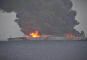 Alerta en China: Petrolero iraní continúa en llamas y puede provocar un desastre ambiental