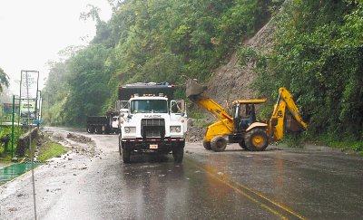 Deslizamientos mantienen cerradas dos vías hacia Limón y paso entre Paraíso y Tucurrique
