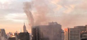 Incendio en la Torre Trump de Nueva York: un centenar de bomberos trabajan en la azotea del edificio