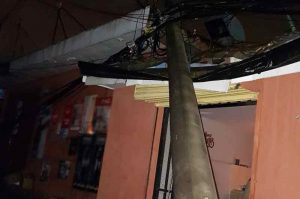 Vehículo derriba tres postes y deja sin electricidad a 2.000 personas en Heredia