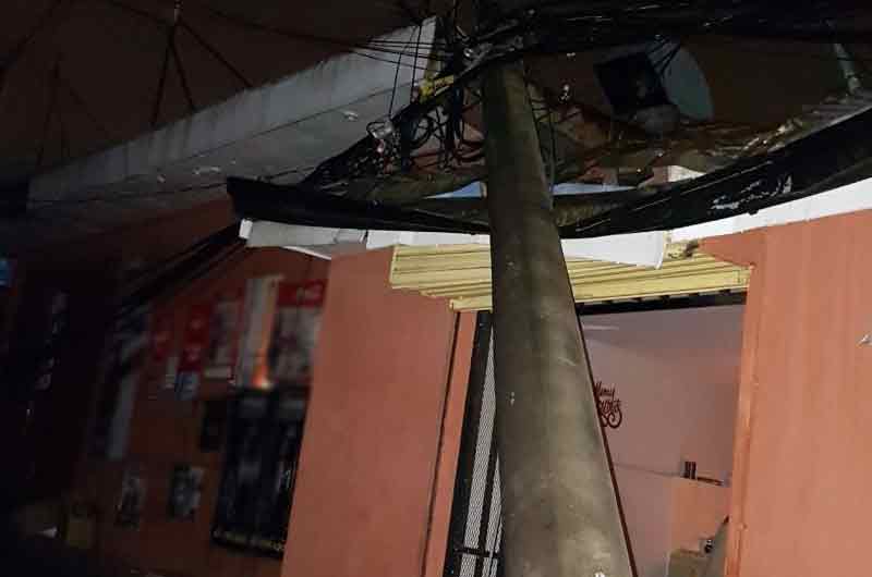 Vehículo derriba tres postes y deja sin electricidad a 2.000 personas en Heredia