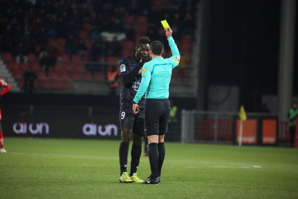 Balotelli reclama por insultos racistas pero es amonestado por el árbitro