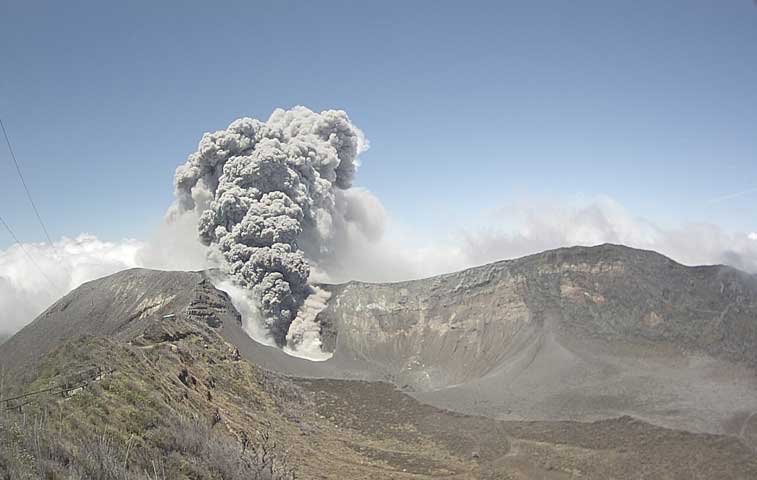 Volcán Turrialba registró erupción de 1000 metros de altura