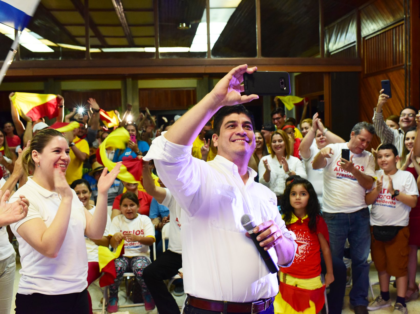Carlos Alvarado busca votos en zonas donde perdió en primera ronda