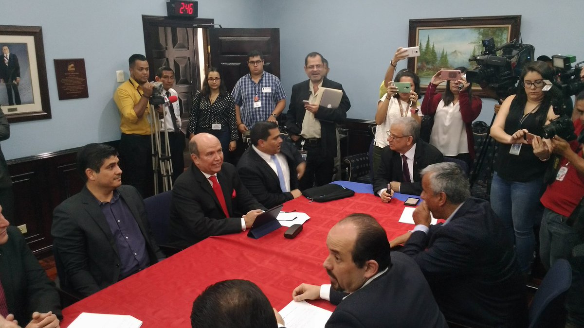 Carlos Alvarado choca con Gobierno sobre urgencia de vía rápida a plan fiscal