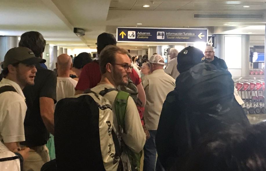 Largas filas continúan agobiando a viajeros en Aeropuerto Juan Santamaría