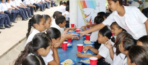 Salud investiga si alimentos o el agua causaron intoxicación de 100 estudiantes en escuela en Desamparados