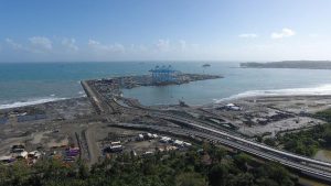 Tres grúas pórticas permitirán cargar barcos con capacidad para 8.500 contenedores en Moín