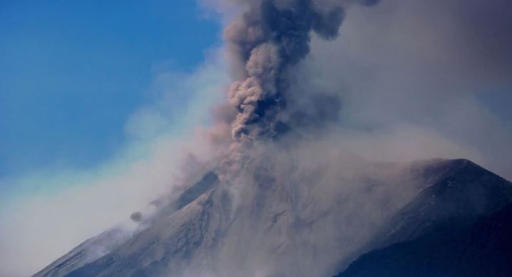 Emitieron una alerta naranja por nuevas erupciones en el Volcán de Fuego de Guatemala