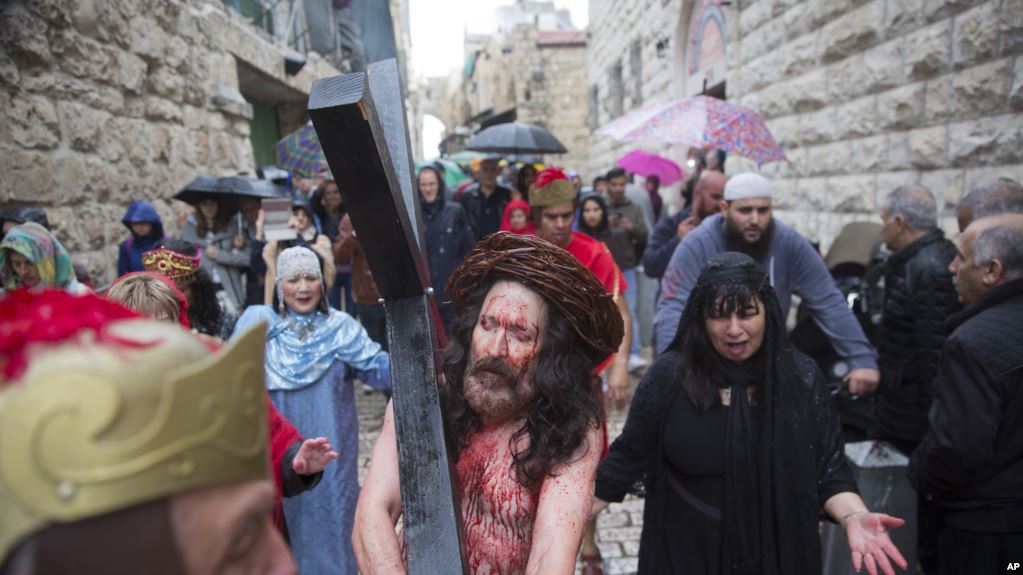 Peregrinos caminan sobre los pasos de Jesús en el Viernes Santo