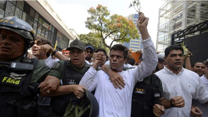 La policía chavista entró «bruscamente» a la casa de Leopoldo López