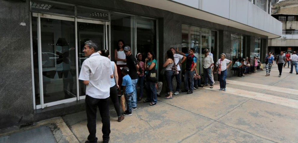 Ancianos en Venezuela viven un calvario en los bancos por falta de efectivo