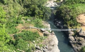 CCSS fortalece acceso a servicios de 2 mil indígenas de Talamanca con construcción de puente colgante
