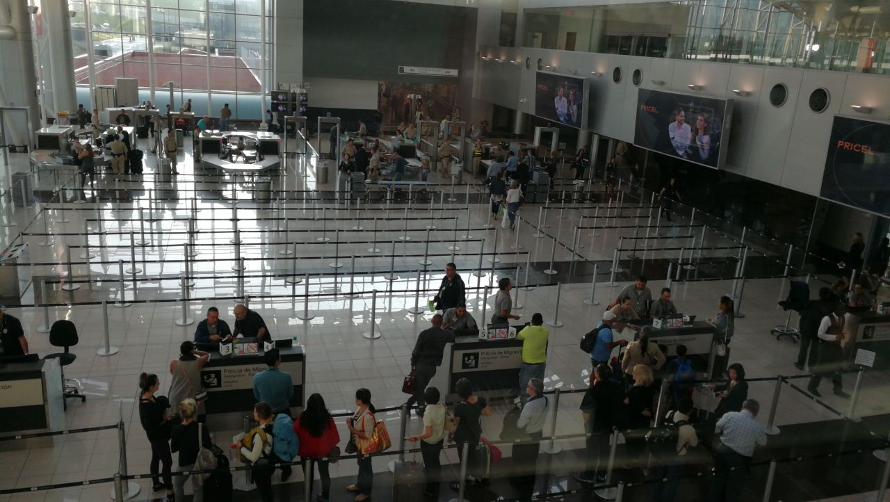 Fiscalía aún busca pruebas tras un año de que agencia dejara a 140 ticos varados en aeropuerto
