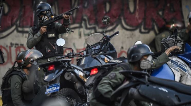 Régimen de Maduro evalúa prohibir salida del país a policías por alta deserción