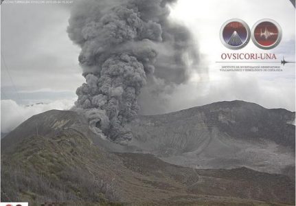 Erupción de lava del Volcán Turrialba alcanzó los 500 metros de altura