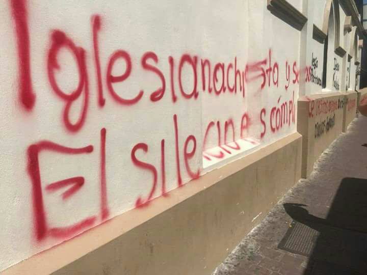 Fuerza Pública detuvo a cinco personas por supuestamente pintar en paredes de la Asamblea Legislativa