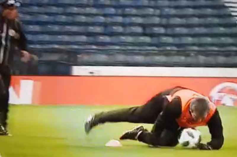 (VIDEO) Óscar Ramírez se cayó durante entrenamiento
