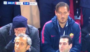 El rostro de impotencia de Totti al presenciar goleada de los ‘Reds’