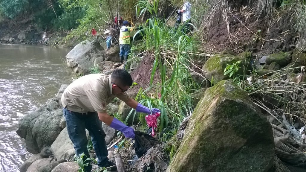 Más de 100 voluntarios limpiaron el río María Aguilar en tres cantones