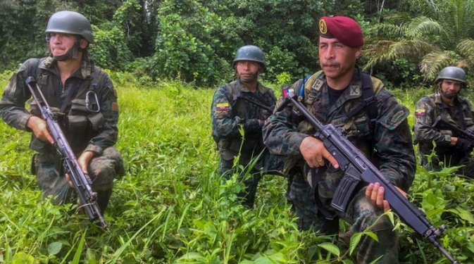 Ecuador moviliza 10 mil soldados a la frontera con Colombia para atrapar a «Guacho» y los disidentes de las FARC