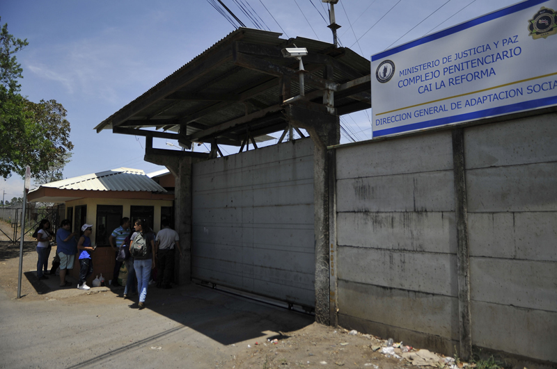 Tribunal absuelve a diez policías penitenciarios por muerte de reo en La Reforma