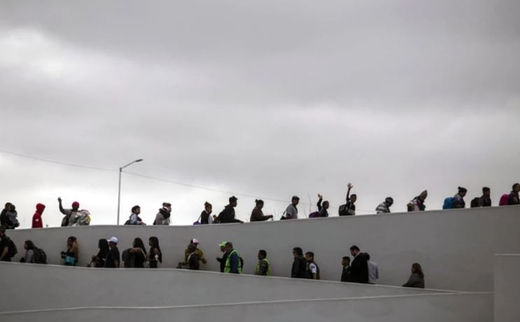 Caravana de migrantes que piden asilo hizo colapsar frontera entre México y EEUU en Tijuana