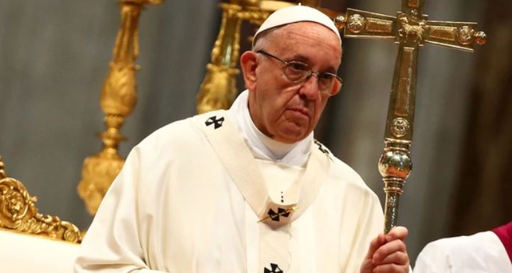 El papa Francisco dijo estar «profundamente afectado» por la muerte del bebé británico