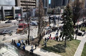 Una camioneta embistió a una decena de peatones en Toronto, Canadá