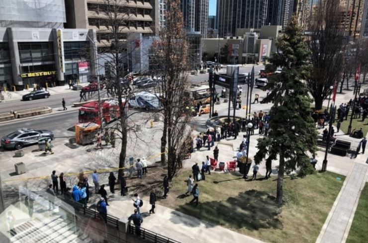Una camioneta embistió a una decena de peatones en Toronto, Canadá