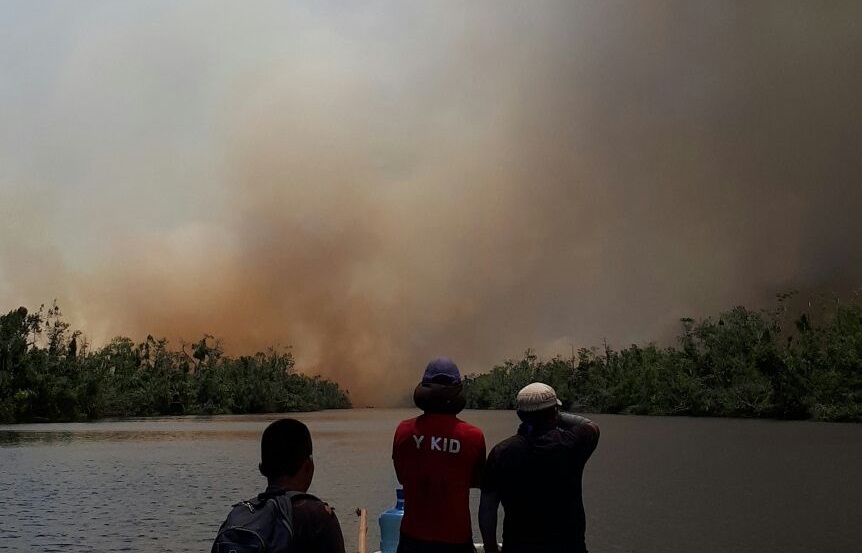 40 bomberos ticos ayudan a combatir incendio forestal en Nicaragua