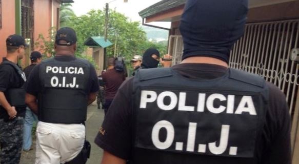 Sospechoso de homicidio hiere a dos agentes del OIJ durante allanamiento en Alajuela