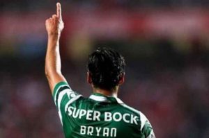 Bryan Ruiz y 18 compañeros del Sporting fueron suspendidos por el presidente del club