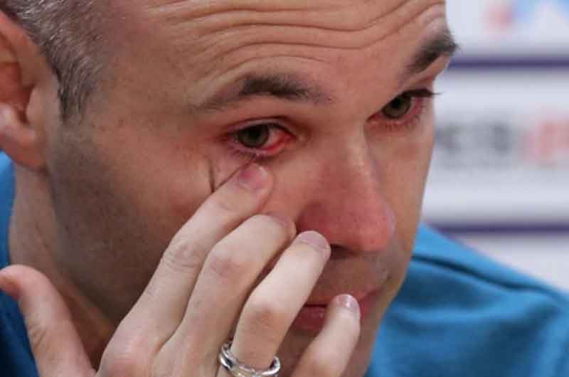 Entre lágrimas, Andrés Iniesta anunció que se va del Barcelona