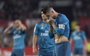 Ramos falla penal y comete un autogol en la derrota del Real Madrid