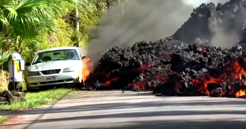 El impresionante momento cuando la lava se “devora” un auto en Hawaii